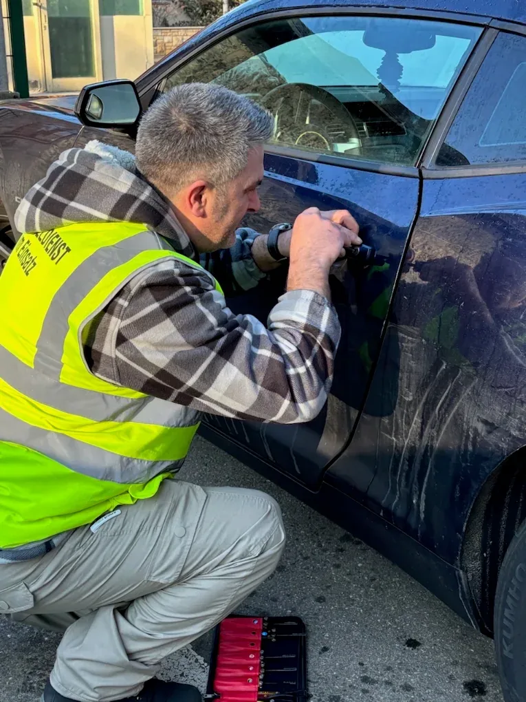 Mitarbeiter bei der Arbeit an einer Fahrzeugtür