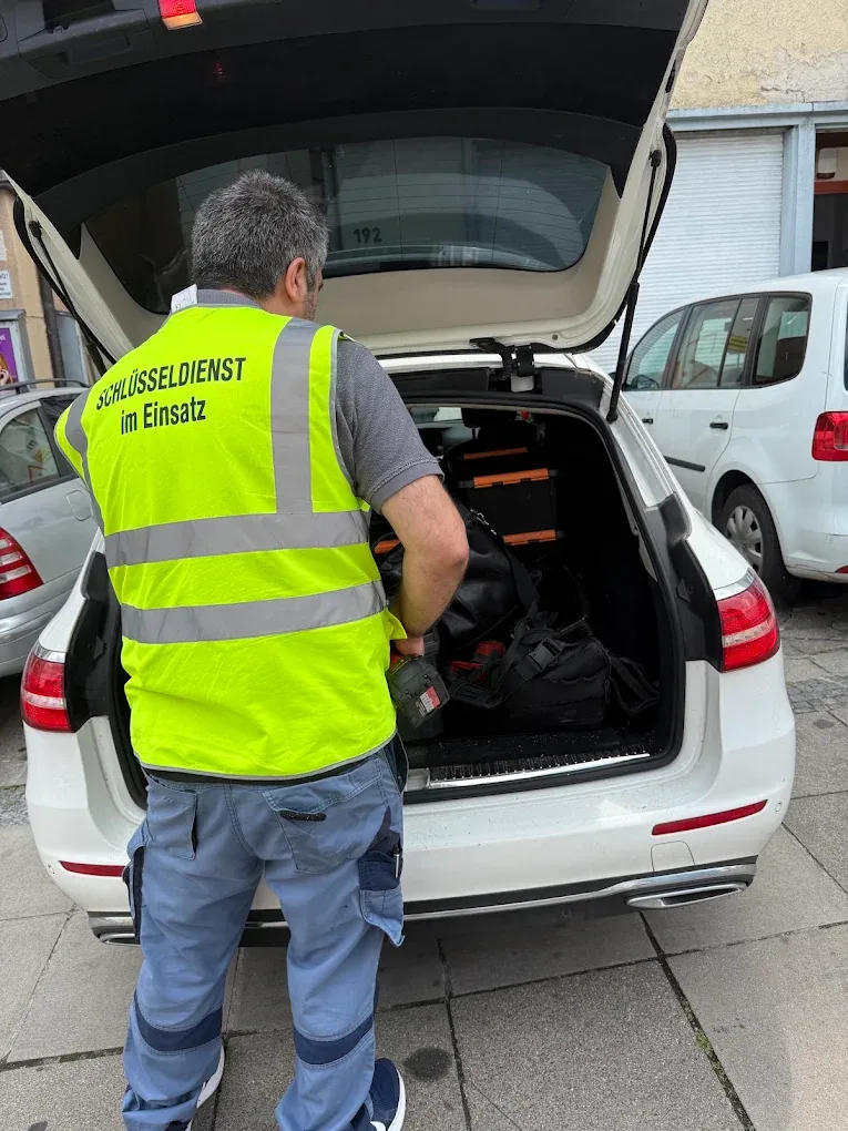 Mitarbeiter am geöffneten Servicefahrzeug