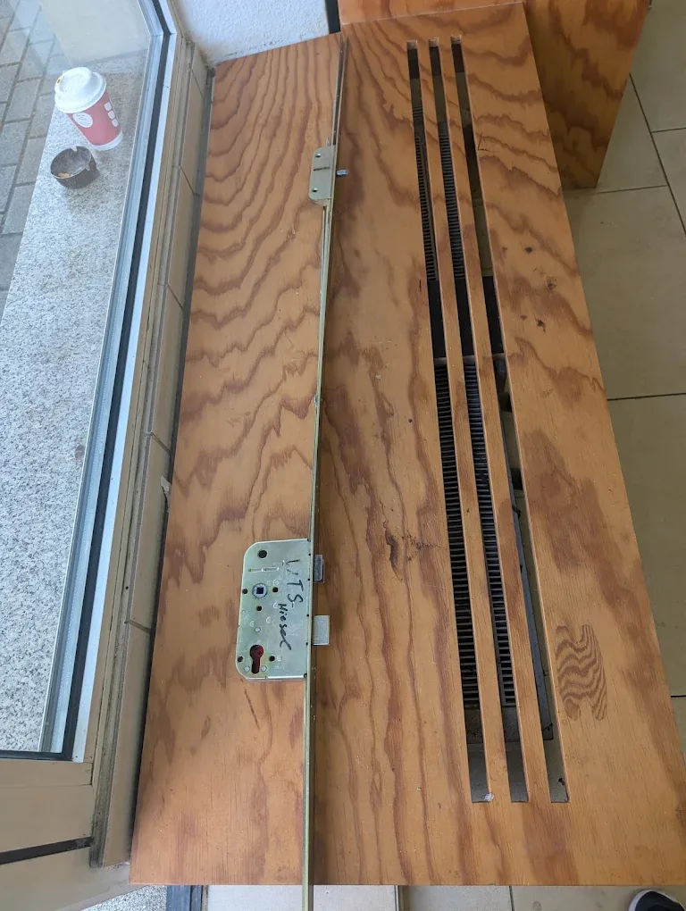 Ausgebaute Bauteile einer Mehrfachverriegelung