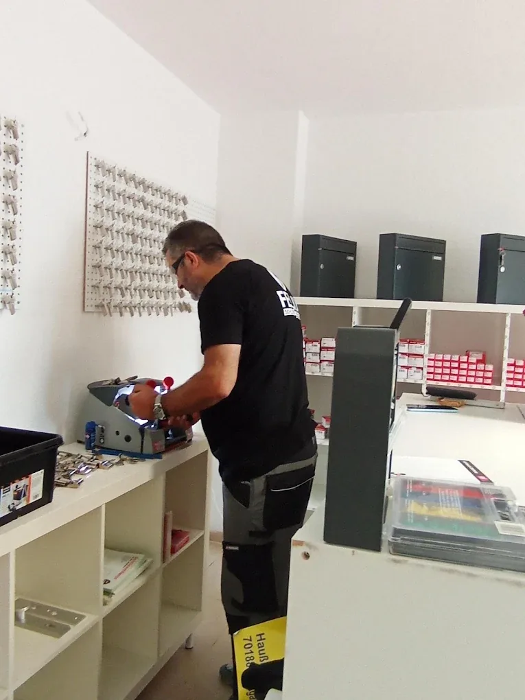 Schlüsselfertigung an der Maschine im Fachgeschäft