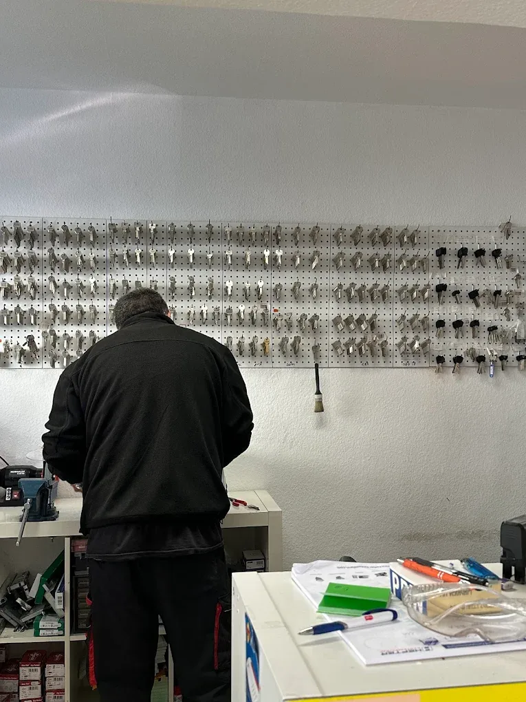 Mitarbeiter vor der Auswahl an Schlüsselrohlingen