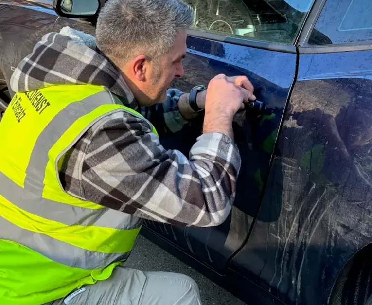 Mitarbeiter bei der Arbeit an einer Fahrzeugtür