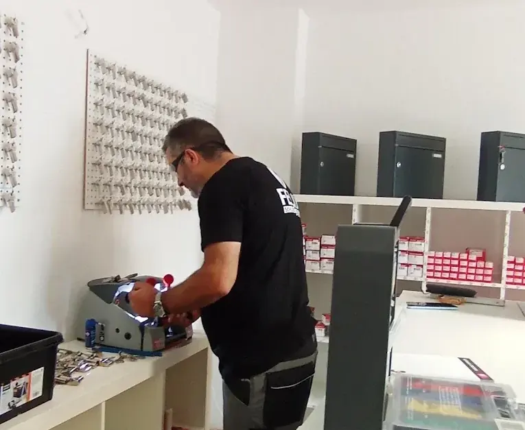 Schlüsselfertigung an der Maschine im Fachgeschäft
